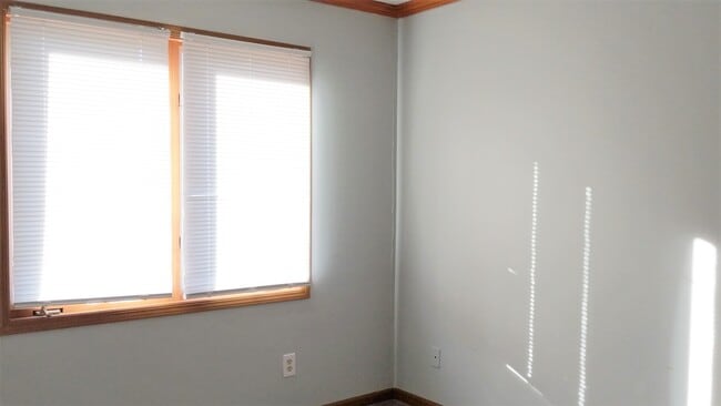 Building Photo - 296 Wintergreen Dr