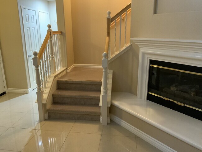 Building Photo - Beautiful Valencia Townhome in the Highly Desirable Village Walk Community