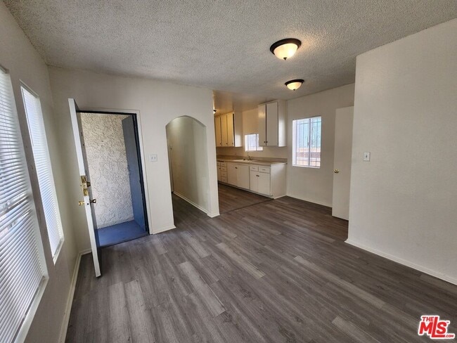 Building Photo - 534 W 47th St