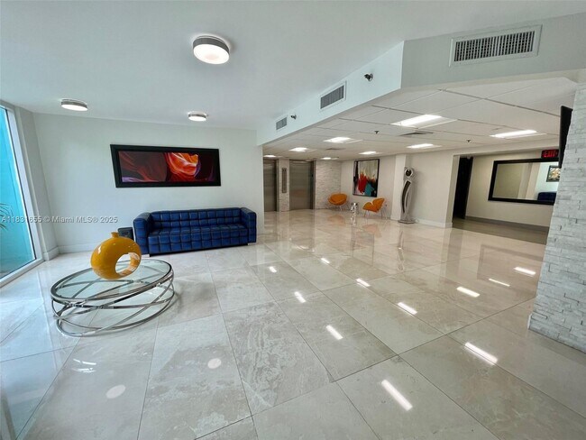 Building Photo - 919 Hillcrest Dr