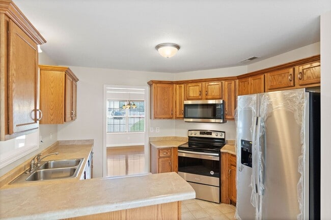 Building Photo - Come take a look at this 5 bedroom beauty!