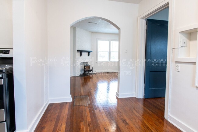 Building Photo - 621 N Broadview Ave