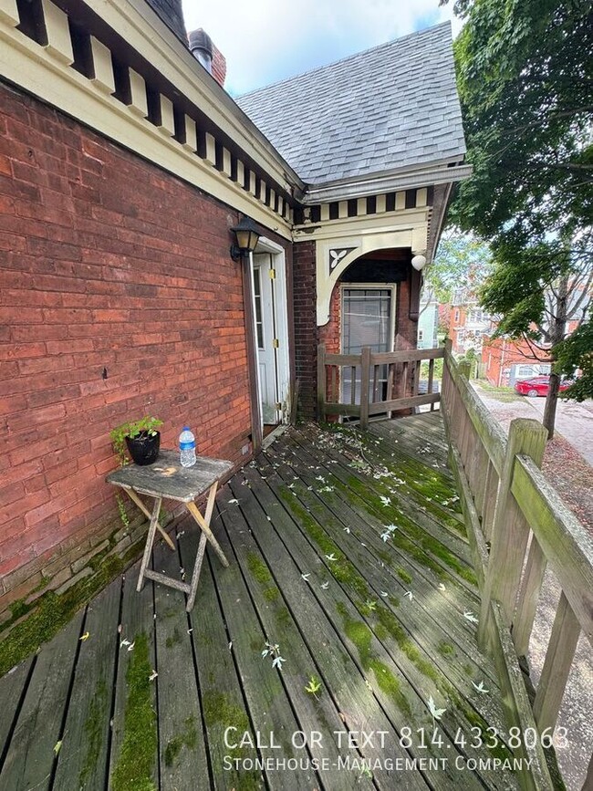Building Photo - Beautiful Downtown Loft available!