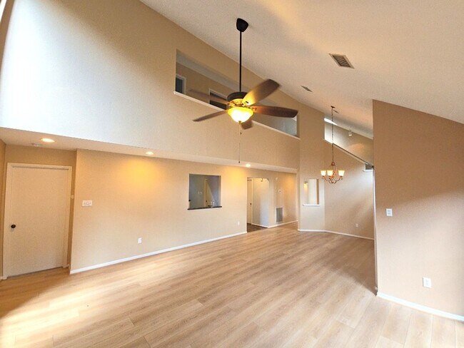Building Photo - 25 N Mossrock Rd