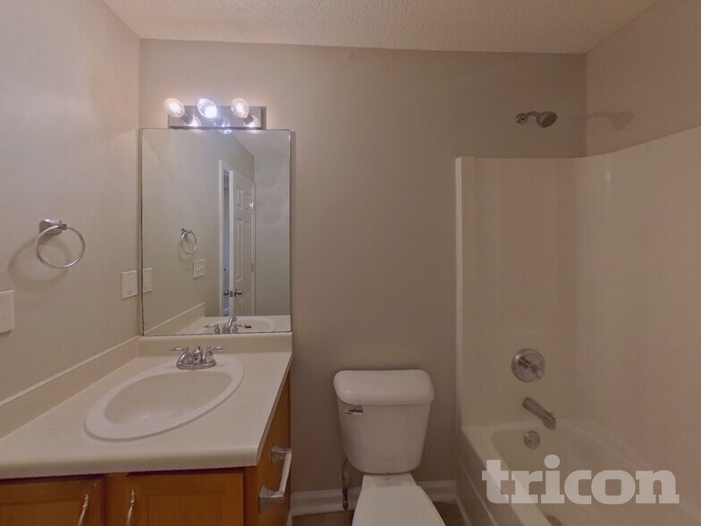 Building Photo - 2177 Red Oak Cir