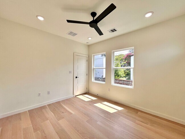 Building Photo - 1403 Cometa St