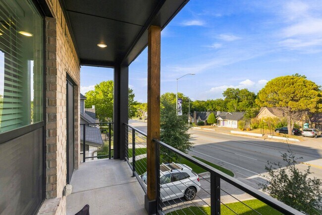 Building Photo - 2554 S University Dr
