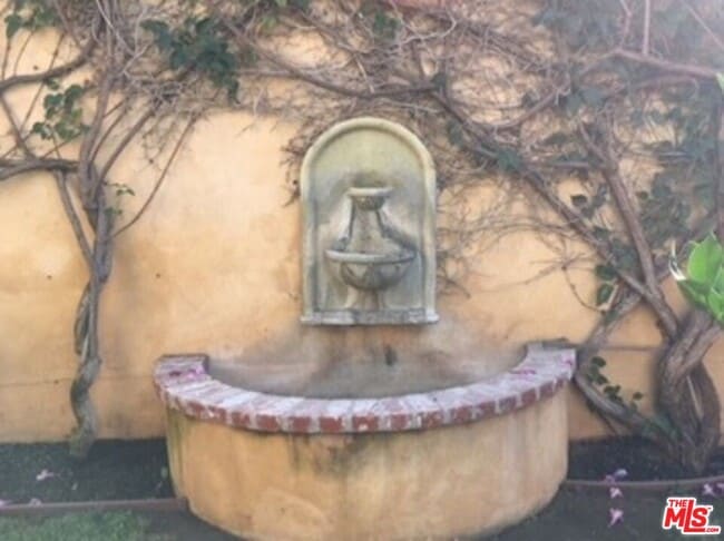 Building Photo - 1122 S Hayworth Ave