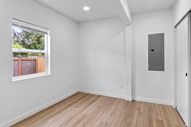 Building Photo - Modern 3-Bed Home Near JBLM with Vaulted C...