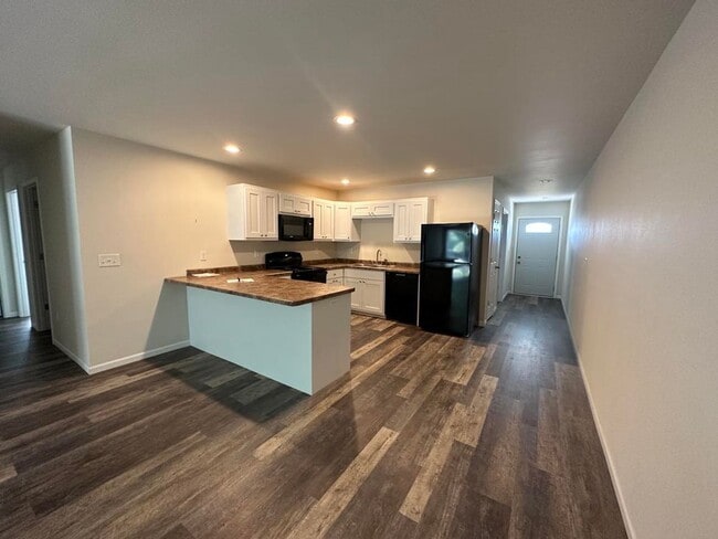 Building Photo - 3 Bedroom Duplex