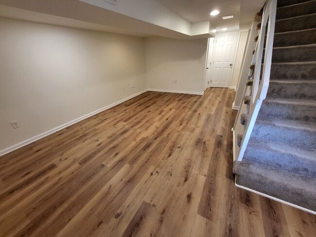 Building Photo - 3 Bed w/ Finished Basement