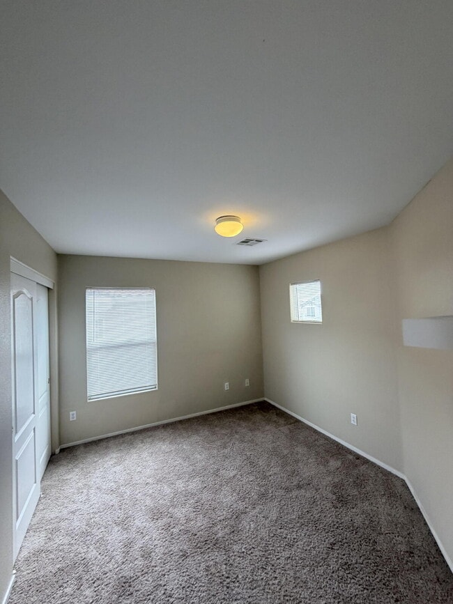 Building Photo - 3 bd 2.5 bath with LOFT
