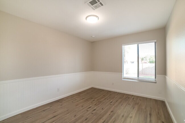 Building Photo - 677 W Shawnee Dr