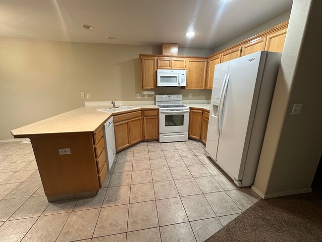 Building Photo - MOVE IN SPECIAL!! 2 Bedroom, 2.5 bath town...