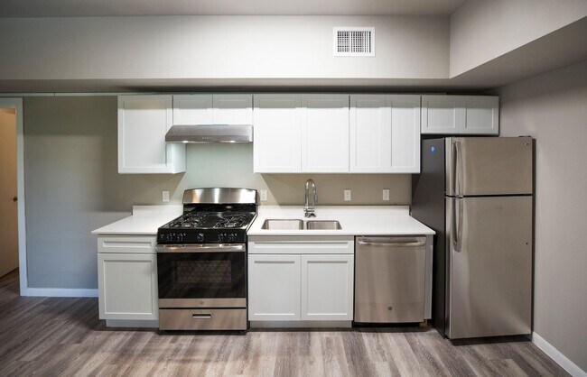 Building Photo - 3/2 - Walking distance to campus