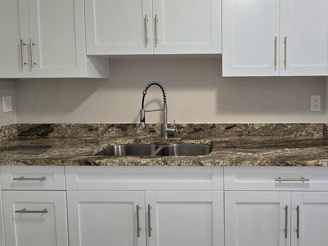 Building Photo - NEWLY RENOVATED 3 Bedroom 1.5 Bath now for...