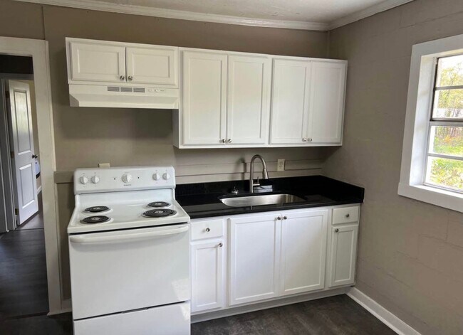 Building Photo - 2 Bed 1 Bath Home