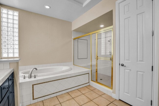 Building Photo - Single Story in Country Club Hills!