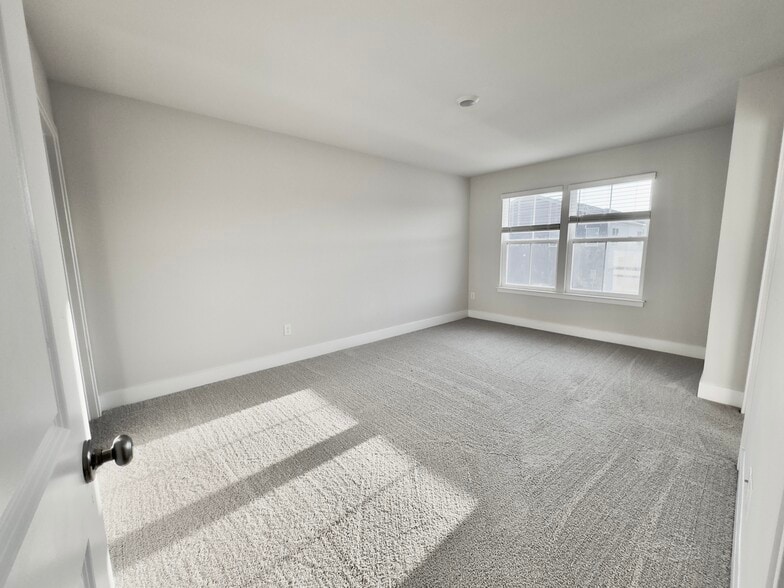 Primary Bedroom - 6 Elliot Ln