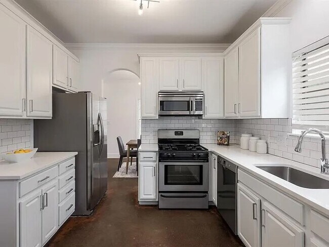 Building Photo - Hyde Park Home
