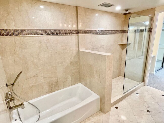 Building Photo - Iconic Gramercy Towers! 2 Story 2BR/2.5BA! 1,745SqFt!  VIEWS! Pool! Fitness! Pet! Parking!  Laund...