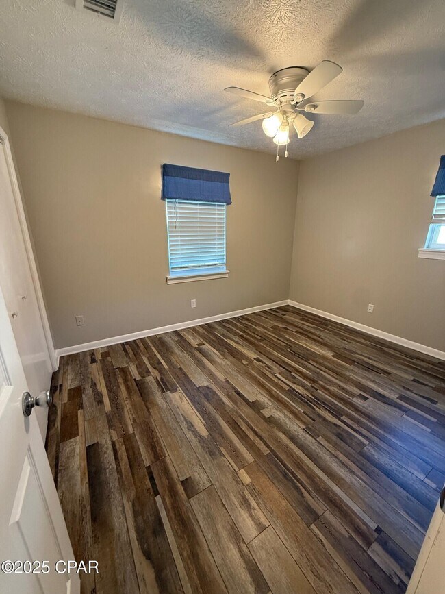 Building Photo - 10804 Hale Ave