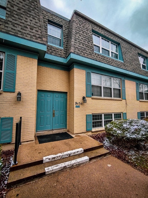 Building Photo - 9434 E Girard Ave