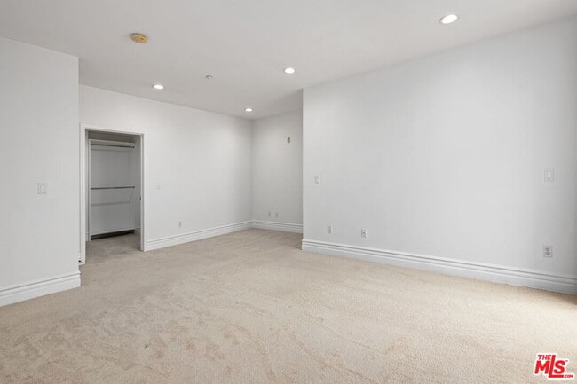 Building Photo - 1337 Wellesley Ave