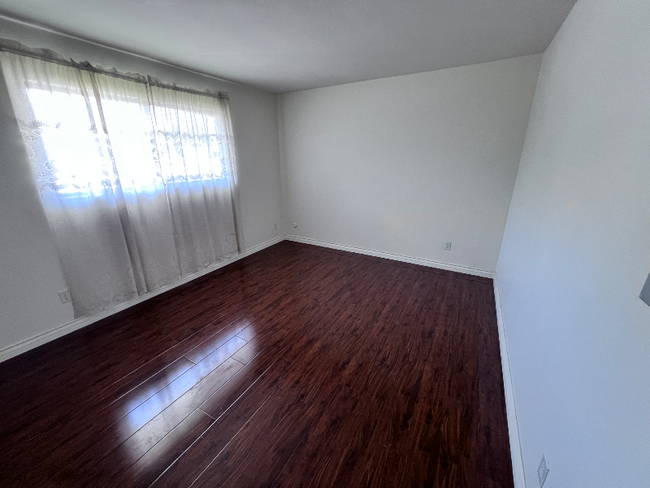 Building Photo - 305 N Vinedo Ave