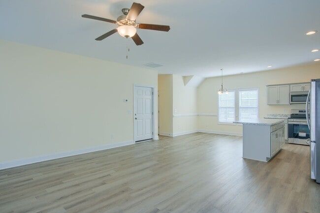 Building Photo - Charming 3-Bedroom Home for Rent in Rogers Farm