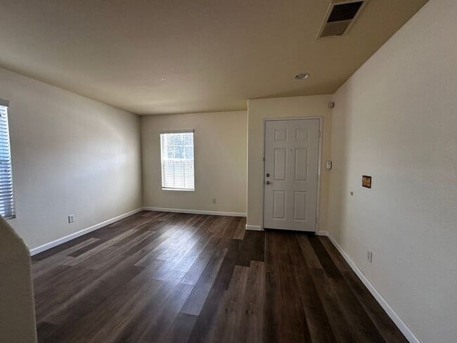 Building Photo - Nestled in a Quiet Community Of Palmdale