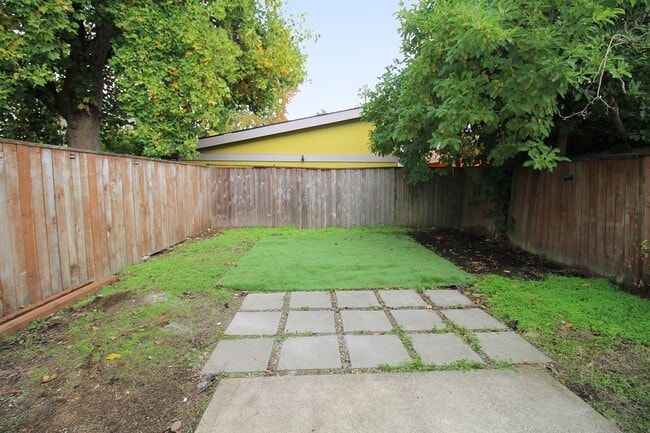 Building Photo - 8522 N Haven Ave