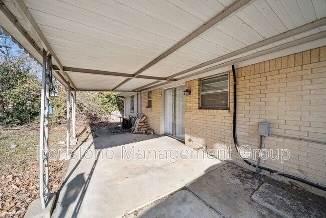 Building Photo - 5822 E 35th St