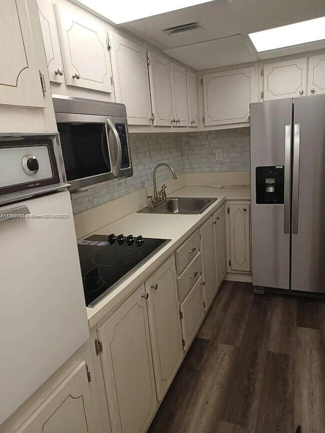 Primary Photo - 1000 West Ave