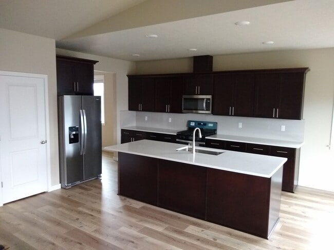Building Photo - Located in Millersburg ~ Gorgeous 4 Bedroo...
