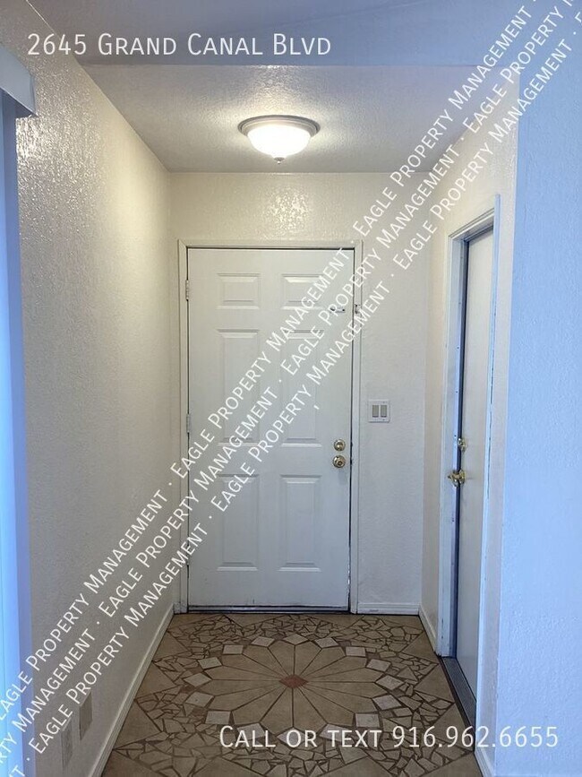 Building Photo - Nicely Updated Duplex