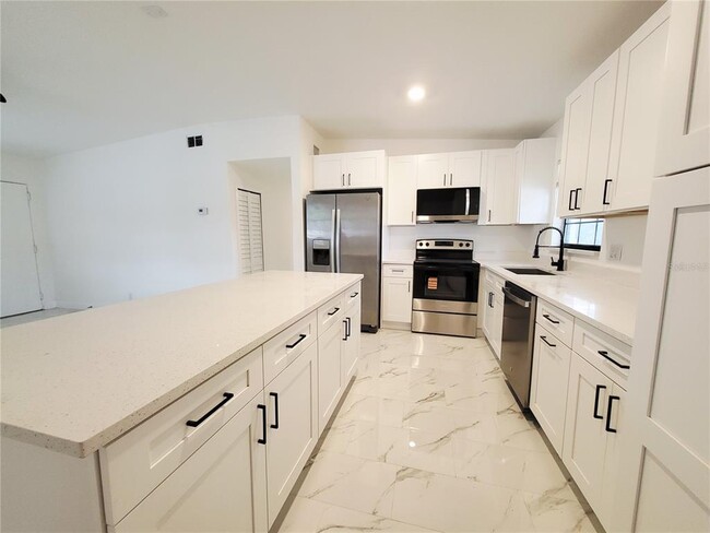 Building Photo - 2511 Drake Dr