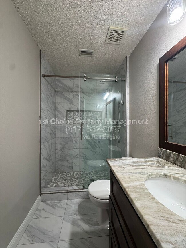 Building Photo - 304 E Clover Park Dr