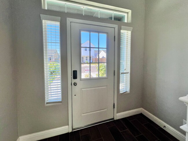 Building Photo - $2,795 Leonard & Gettysburg, 3 Bedroom 2.5...