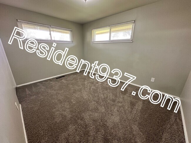 Building Photo - 3 bed 2 bath Home