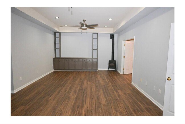 Building Photo - 3885 Waterford Dr