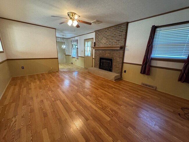 Building Photo - Spacious three bedroom, two bathroom with ...