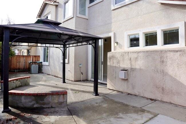 Building Photo - Beautiful 5-Bedroom Home in the Northgate ...