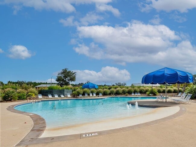 Building Photo - Coming Available! 3 Bedroom, 2.5 Bath Townhome!