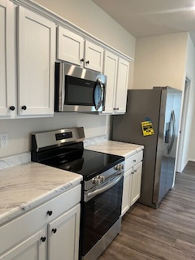 Building Photo - Three Bedroom / Two Bath Home/Two Car Garage/Fenced Backyard