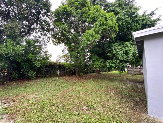 Building Photo - 811 SW 12th Ct