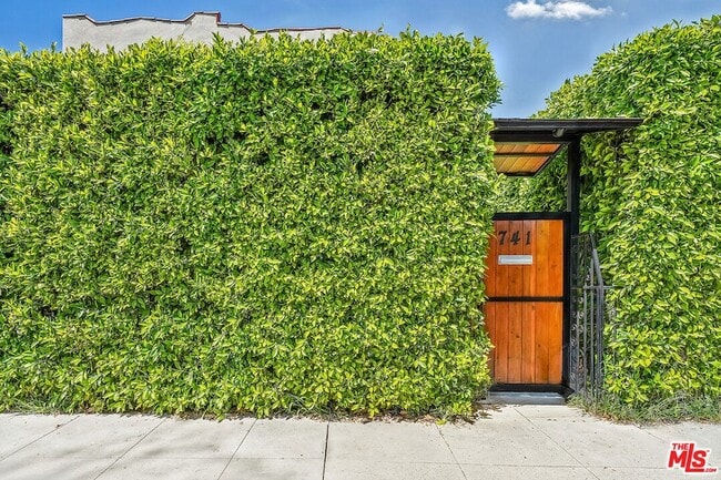 Building Photo - 741 N Las Palmas Ave