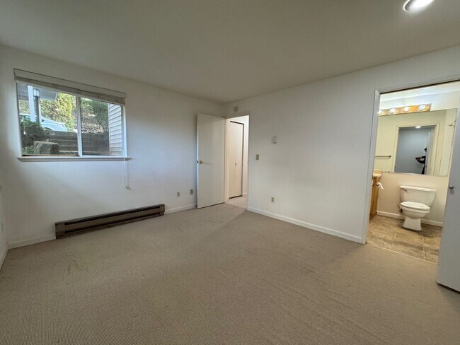 Building Photo - Cozy 2 Bed 1 Bath Condo, Wensley Court Fac...