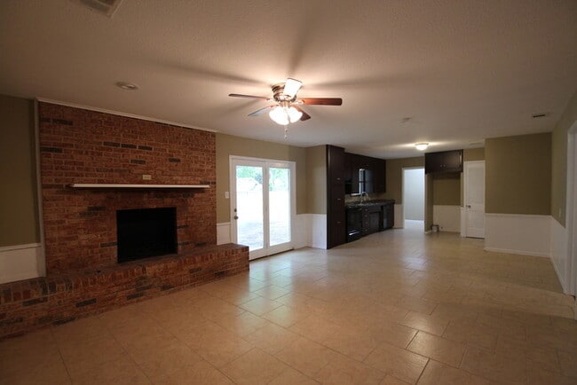 Building Photo - Tour Today! Charming 3 Bedroom, 2 Bathroom Home in Tyler!