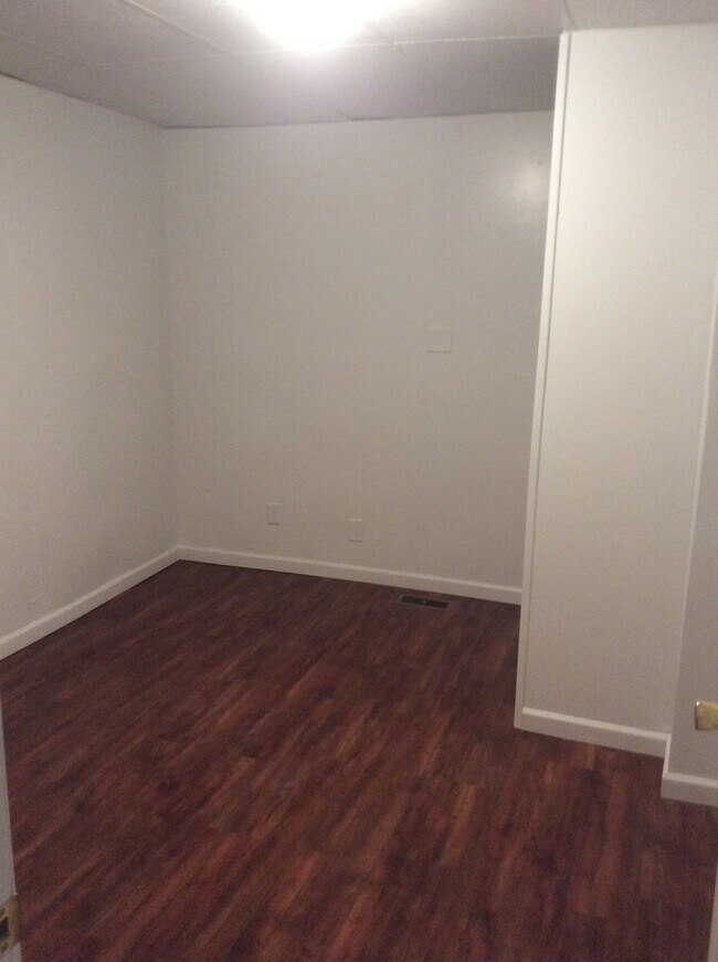 Building Photo - 3 Bedroom 1.5 Bath 1st Floor Apartment-York City SD